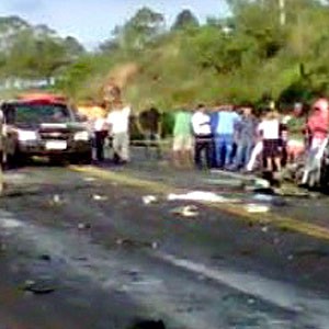 Batida entre carreta e carro deixa quatro mortos na BR-040, em Conselheiro Lafaiete Últimas Notícias